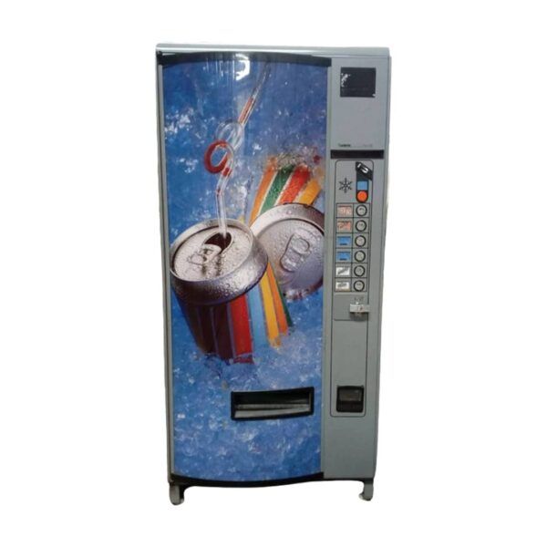 La imagen muestra una máquina expendedora Azkoyen Fan 330 de segunda mano, equipada con múltiples bandejas para la venta de snacks y bebidas frías. Su diseño moderno y compacto la hace ideal para ubicaciones como oficinas, comercios y espacios públicos. La máquina presenta un panel de control intuitivo, fácil de usar, junto con un sistema de pago versátil que incluye opciones de monedas y billetes. La Azkoyen Fan 330 es una solución eficiente y rentable para ofrecer productos de manera rápida y conveniente.